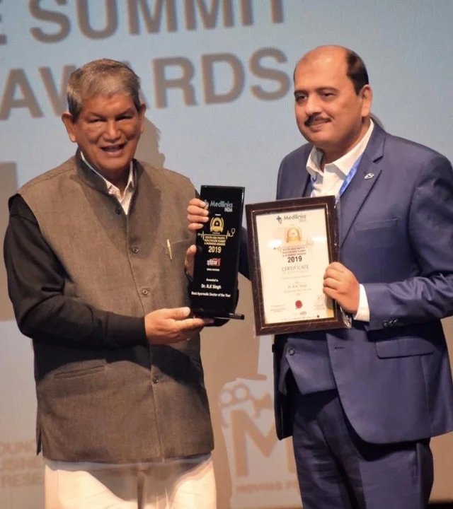 डॉ. राजेश कुमार सिंह — बेस्ट आयुर्वेदिक डॉक्टर ऑफ़ द ईयर सम्मान प्राप्त करते हुए